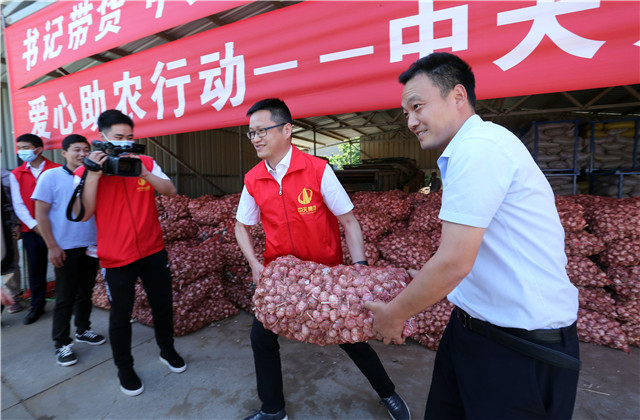 十吨！人生就是博九建爱心助农 ，直采滞销大蒜 ！