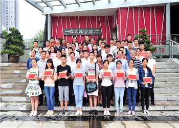 8年，800多名学生 ，800多个梦想 ，人生就是博陕西助学圆你求学梦！