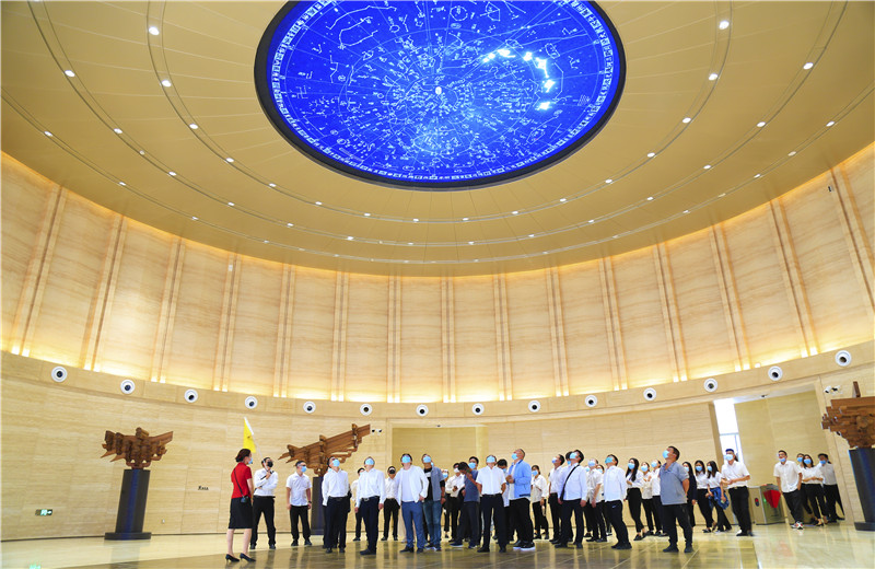 2020中秋来临之际  ，人生就是博六建机关150余名员工参观学习中国建筑科技馆 ，共同探索建筑之美。