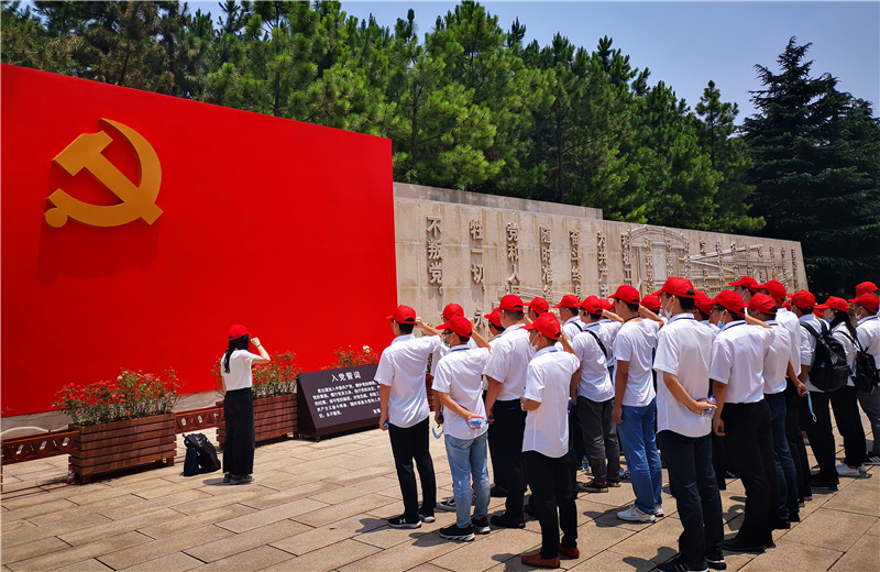 2020年6月30日 ，人生就是博三建党支部组织上海区域 、苏南分公司全体党员及部分流动党员 、预备党员 、入党积极分子等40余人赴嘉兴南湖开展“七一”主题党建活动 。