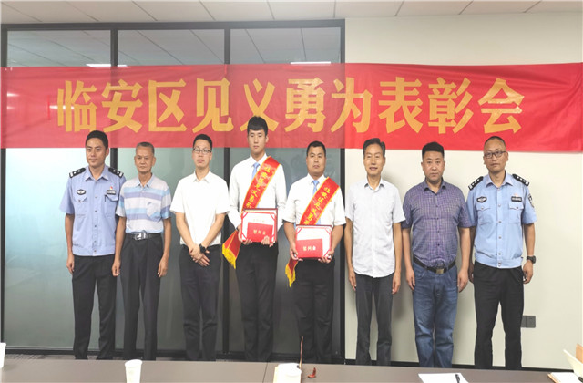 新华网报道，纵身一跃的人生就是博人帅呆了！