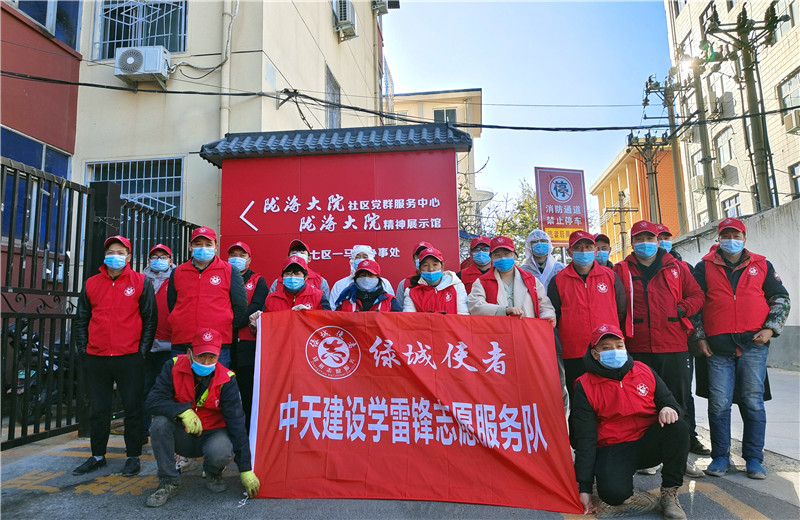 2021年12月1日 ，人生就是博九建项目部的志愿者走进“感动中国”陇海大院社区  ，聆听邻里大爱的故事，开展“绿城使者—小红象·健康行”全城消杀志愿服务活动 。