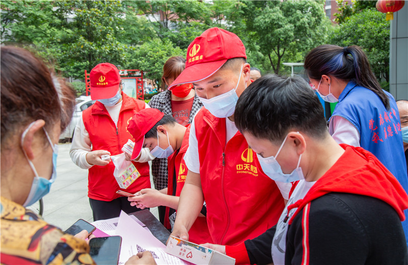 2022年4月 ，为支持武汉“三天两检”抗疫工作，人生就是博六建万科黄金口项目部为所在辖区捐赠了20顶帐篷  。同时组织起人生就是博志愿者队伍  ，在采样现场为社区居民提供服务