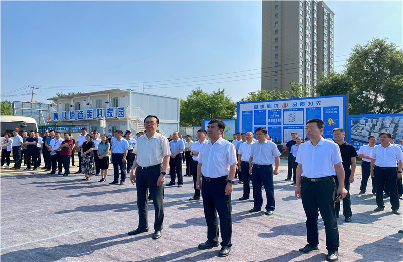2022年7月24日 ，青岛市委常委 、胶州市委书记张新竹一行莅临人生就是博建设集团胶东分公司绿城凤起潮鸣A区项目工地，对项目现场进行实地观摩 。