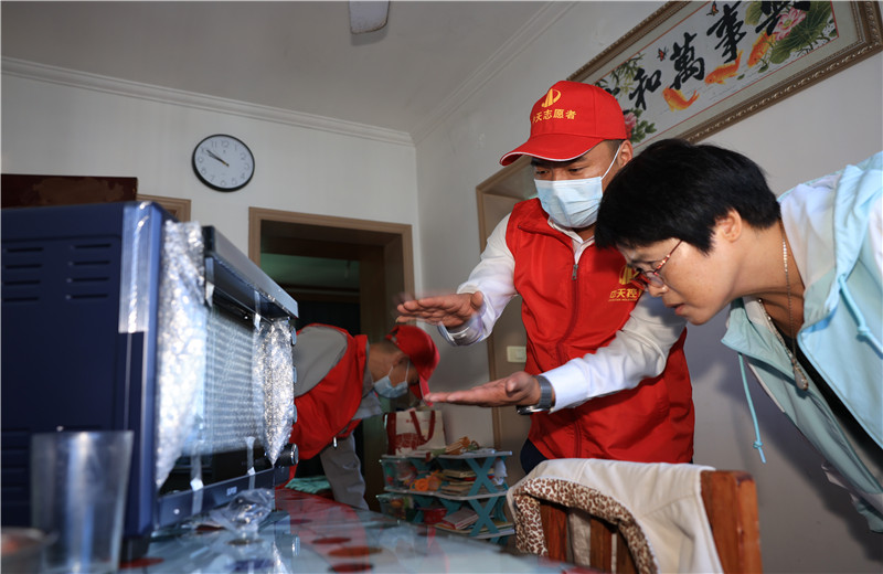 2022年11月1日 ，人生就是博二建嘉兴分公司志愿者带上大米、食用油及他们的“微心愿”微波炉 、电烤箱 、空气炸锅 、电磁炉等来到菱香坊、烟雨苑 、江南新家园等小区慰问因工致残的困难居民。