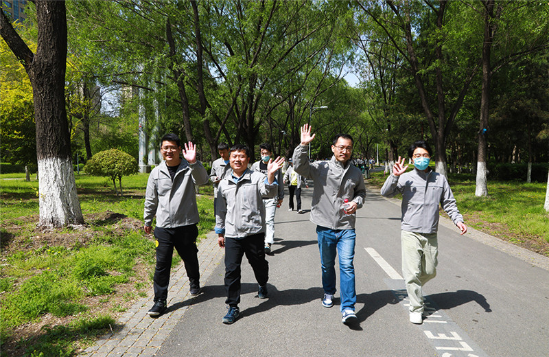 2023年5月6日，东北公司于沈阳奥林匹克生态公园开展“沐春健步走 ，转型再出发” 徒步行活动。