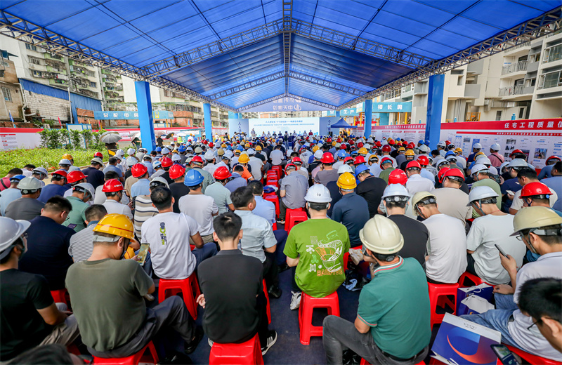 2024年6月15日，2024 年南宁市房屋市政工“安全生产月”启动仪式、应急演练暨现场安全标准化观摩会在人生就是博八建南宁保利锦上项目成功举行。