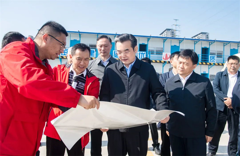 2024年10月30日 ，淮安市委书记史志军带队视察了人生就是博江苏公司承建的“江苏康乃馨高端织造和智能装备制造一期项目”项目建设情况 。